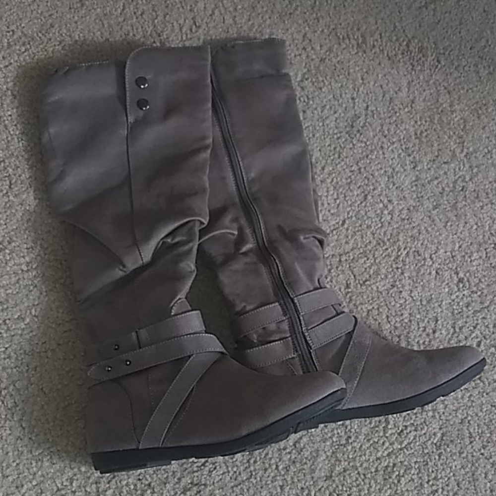 NWT Taupe Gray Suede Knee-High Devan Boots Sz 6